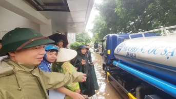 Phường Đông Ngạc kịp thời hỗ trợ người dân cơn bão số 5