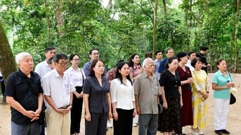 Đoàn đại biểu Quốc hội các khóa tỉnh Gia Lai về nguồn tại Tân Trào