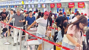 Giá vé máy bay Hà Nội tăng vọt, nhiều khách chọn bay đêm