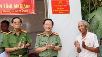 ប្រគល់ផ្ទះដឹងគុណដល់សមាជិកសមាគមអតីតនគរបាលប្រជាជន