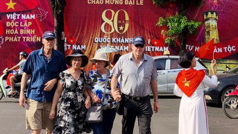 ភ្ញៀវ​ទេសចរ​ចាប់​អារម្មណ៍​ដោយ​ការ​រួបរួម​សហគមន៍ និង​មោទនភាព​វៀតណាម