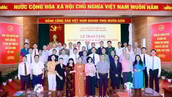Phường Phú Thượng tổ chức Lễ trao Huy hiệu Đảng đợt 2/9