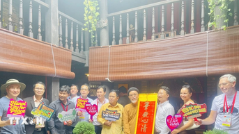 Đoàn phóng viên quốc tế tham quan làng gốm Bát Tràng nhân dịp 80 năm Quốc khánh