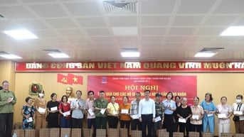 Trao 50 suất quà cho các gia đình khó khăn tại 10 phường của Hà Nội