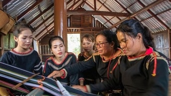 Buôn làng “sống” cùng nhịp thở đô thị