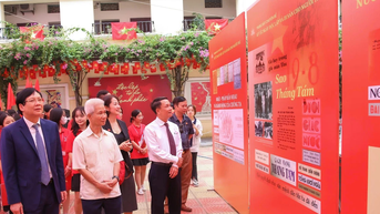 ការ​បង្កើត​អនុស្សាវរីយ៍​នៃ​ទិវា​បុណ្យ​ឯករាជ្យ​ជាតិ​ឡើង​វិញ​តាម​រយៈ​ក្រប​កាសែត ការ​គូស​វាស និង​ផ្ទាំង​ផ្សាយ​ពាណិជ្ជកម្ម
