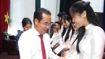 학생들에게 45억 VND 이상의 발레 장학금 수여