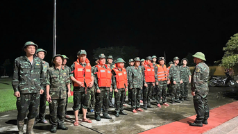 ទាហាននៃឃ្លាំង 671 ជួយប្រជាជនរើរបស់របរដើម្បីគេចពីទឹកជំនន់នៅពេលយប់។
