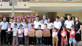 Khối Doanh nghiệp sản xuất kinh doanh tỉnh tặng quà Trường PTDTBT Tiểu học Minh Tân