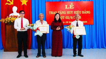 គណៈកម្មាធិការ​បក្ស​ឃុំ​អូរ​ឡាំ​បាន​ប្រគល់​ផ្លាក​សញ្ញា​បក្ស​នៅ​ថ្ងៃ​ទី​២ ខែ​កញ្ញា