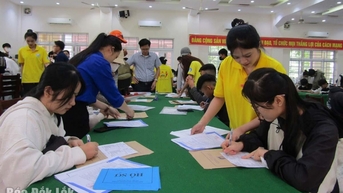 Hơn 700 sinh viên đã đến nhập học tại Trường Đại học Xây dựng Miền Trung