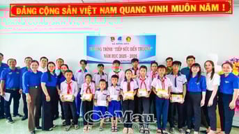 Xã đoàn Hồng Dân trao học bổng, nhận đỡ đầu học sinh khó khăn