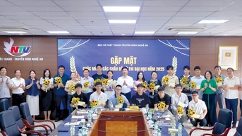 응에안 신문, 라디오, 텔레비전은 대학 입학 시험에 합격한 간부, 기자 및 직원의 자녀를 기립니다.