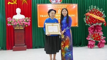 Đảng ủy xã Xuân Giang tổ chức trao Huy hiệu Đảng cho 13 đảng viên đợt 2-9