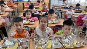 Hỗ trợ bữa ăn bán trú, phụ huynh giảm 'quyền' giám sát?