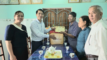 អនុលេខាគណៈកម្មាធិការបក្សខេត្ត លោក Nguyen Ngoc Luong បានទៅសួរសុខទុក្ខ និងជូនអំណោយដល់គ្រួសារគោលនយោបាយ