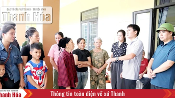 ថ្នាក់ដឹកនាំគណៈកម្មាធិការរណសិរ្សមាតុភូមិខេត្ត ប្រគល់អំណោយជូនប្រជាពលរដ្ឋឃុំ Yen Nhan ដែលរងគ្រោះធ្ងន់ធ្ងរដោយសារការបាក់ដី។