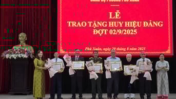 Trao Huy hiệu Đảng cho các đảng viên