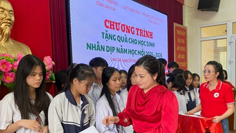 Trao 200 suất quà cho học sinh có hoàn cảnh đặc biệt khó khăn nhân dịp năm học mới