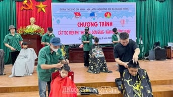 Cắt tóc miễn phí và tặng quà cho học sinh có hoàn cảnh khó khăn