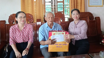 Phó Chủ tịch HĐND tỉnh Huỳnh Thúy Vân thăm, tặng quà các gia đình chính sách
