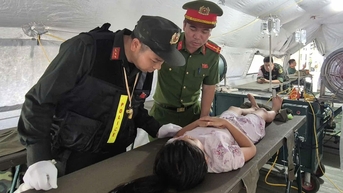 기절한 소녀의 이야기에서, A80 퍼레이드를 보기 위해 "비와 햇빛 속에 서서"는 안 될 사람은 누구일까요?
