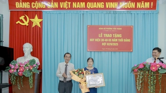 ប្រគល់ផ្លាកសញ្ញាបក្ស ជូនសមាជិកបក្សចំនួន៧នាក់ នៅសង្កាត់ Tien Thanh
