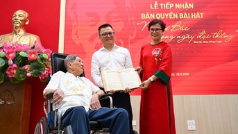 Nhạc sĩ Phạm Tuyên tặng “Như có Bác trong ngày đại thắng” cho Báo Nhân Dân