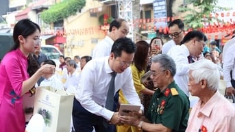 호안끼엠 구에서는 영웅적인 순교자들을 기리기 위해 향을 피우고, 공로가 있는 사람들에게 선물을 줍니다.