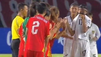 베트남 U16 여자팀, 짜릿한 승리 거머쥐고, 인도네시아는 경기장에서 눈물