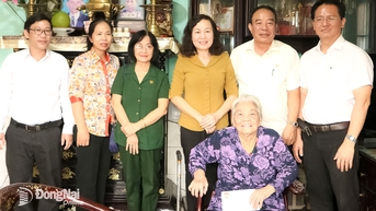 ថ្នាក់ដឹកនាំខេត្ត Dong Nai ចុះសួរសុខទុក្ខបុគ្គលធម្មតា និងក្រុមគ្រួសារអ្នកទទួលផលគោលនយោបាយ