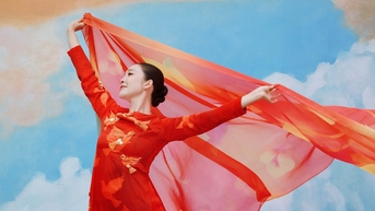 'ក្ងោកភូមិរាំ' Linh Nga ស្លៀកពាក់ ao dai យ៉ាងសប្បាយរីករាយ ដើម្បីអបអរសាទរទិវាជាតិ