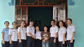Hải đoàn 129 Hải quân thăm và tặng quà con ngư dân khó khăn