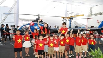 Đông đảo người dân tham quan Triển lãm thành tựu đất nước