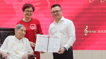 Nhạc sĩ Phạm Tuyên trao tặng bài hát “Như có Bác trong ngày đại thắng”