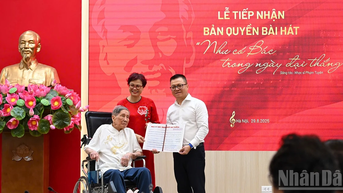 Nhạc sĩ Phạm Tuyên trao tặng ca khúc “Như có Bác trong ngày đại thắng” cho Báo Nhân Dân