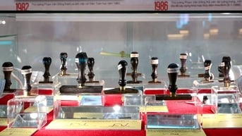 90개가 넘는 물개가 80년간의 국가 건설과 개발에 대한 이야기를 들려줍니다.