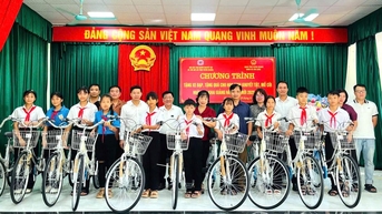 បរិច្ចាគកង់ និងអំណោយដល់សិស្សពិការ កុមារកំព្រា និងជួបការលំបាកក្នុងឃុំ Ham Yen និង Tan Long