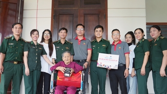 ឆ្មាំព្រំដែន Da Nang អញ្ជើញទៅសួរសុខទុក្ខ និងជូនអំណោយជូនចំពោះវីរជនជាម្តាយវៀតណាម