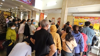 Xếp hàng xuyên trưa, khách "vét sạch" vàng nhẫn tại một tiệm lớn ở TP HCM