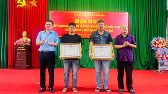 ប្រធានគណៈកម្មាធិការប្រជាជនខេត្ត Bac Ninh សរសើរកងជីវពលក្លាហានពីររូប ដែលបានជួយសង្គ្រោះប្រជាពលរដ្ឋដោយទឹកជំនន់