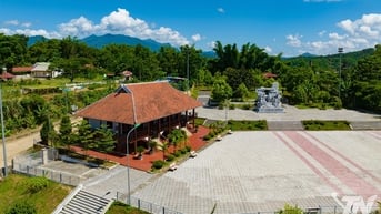 Nhớ lời thơ Bác, con tiến bước
