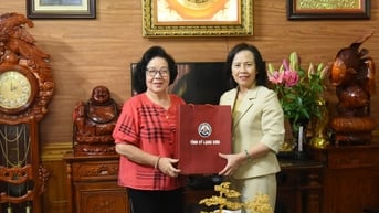 Đồng chí Phó Bí thư Thường trực Tỉnh ủy thăm, tặng quà nguyên lãnh đạo tỉnh