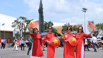មនុស្សចាប់អារម្មណ៍នឹងឧបករណ៍យោធានៅឯពិព័រណ៍សមិទ្ធិផលជាតិ។