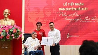Nhạc sĩ Phạm Tuyên tặng ca khúc 'Như có Bác trong ngày đại thắng' cho Báo Nhân Dân