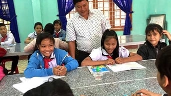 Thầy giáo như người cha của học trò miền núi