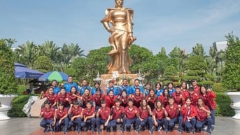 Tuyển nữ Việt Nam dâng hương tại tượng đài Lê Chân (Hải Phòng)