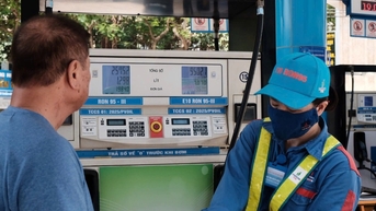 សាំង E10 ជិត 10,000 លីត្រ លក់នៅទីក្រុងហាណូយ និង Hai Phong នៅថ្ងៃដំបូងនៃការបើកយន្តហោះ។