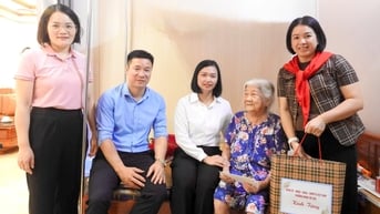 도 단위 실무 대표단은 툭판(Thuc Phan)과 눙찌까오(Nung Tri Cao) 구역의 혁명 참전 용사와 봉기 전 간부를 방문하여 선물을 전달했습니다.