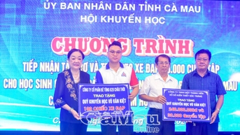Hơn 150 học sinh khó khăn nhận quà tiếp sức đến trường